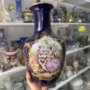 Florero azul cobalto pintado a mano con escenas galante