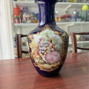 Florero azul cobalto pintado a mano con escenas galante