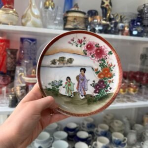 Plato porcelana tsuji con diseño de geishas
