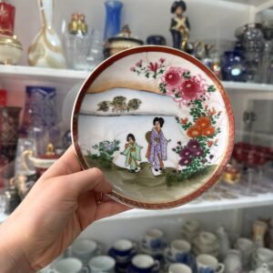 Plato porcelana tsuji con diseño de geishas