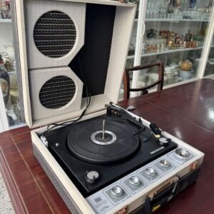 Tocadiscos WINCO con radio y parlantes incorporados