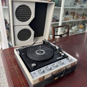 Tocadiscos WINCO con radio y parlantes incorporados