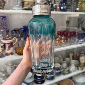 Coctelera de cristal tallado con platería