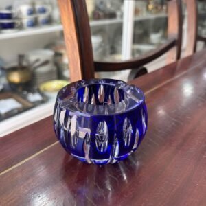 Cenicero de cristal tallado azul