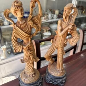 Par de figuras orientales