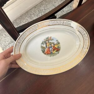 Fuente oval con escena galante