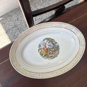 Fuente oval mediana con escena galante