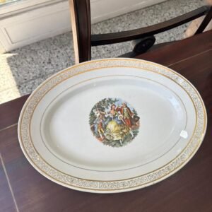 Fuente oval grande con escena galante