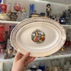 Fuente oval con escena galante