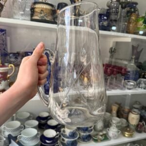 Jarra de vidrio tallado