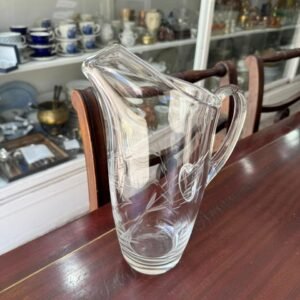 Jarra de cristal tallado con pico vertedor
