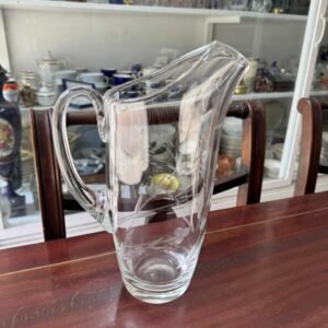 Jarra de cristal tallado con pico vertedor
