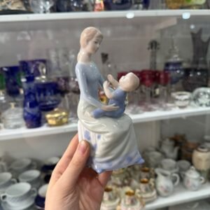 Figura mujer con bebe porcelana