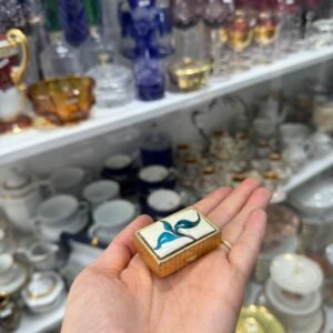 Cofre o pastillero de bronce