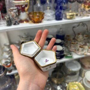 Cofre o pastillero de porcelana