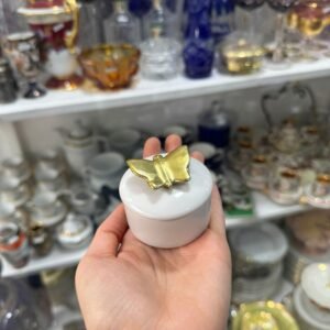 Cofre o pastillero de porcelana con mariposa