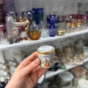 Cofre o pastillero de porcelana de colección
