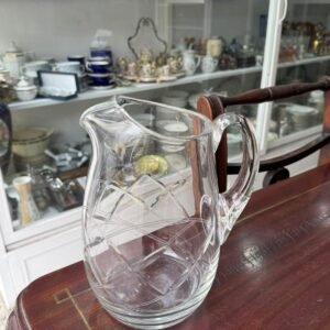 Jarra de cristal tallado con pico vertedor