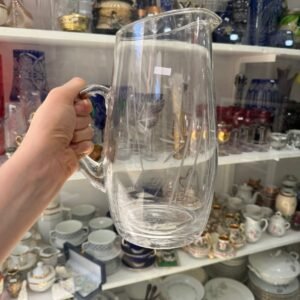 Jarra de vidrio tallada