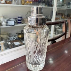 Coctelera de cristal súper tallado con platería