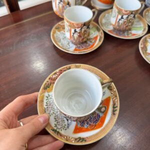 Juego de café porcelana japonesa pintada a mano con oro SATSUMA – se ve a la geisha en el fondo de la taza