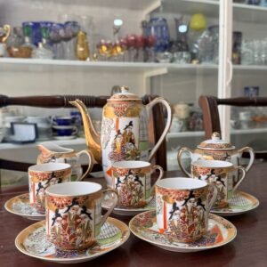 Juego de café porcelana japonesa pintada a mano con oro SATSUMA – se ve a la geisha en el fondo de la taza