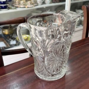 Jarra de vidrio tallado con pico vertedor