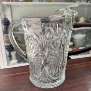 Jarra de vidrio tallado con pico vertedor