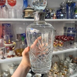 Botellón de cristal súper tallado con pico en platería