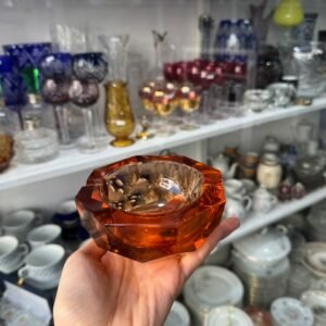 Exquisito cenicero de cristal rosa