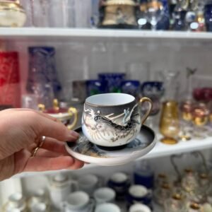 Dúo de café porcelana japonesa se ve la geisha en el fondo de la taza