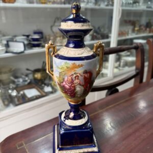 Potiche con escena victoriana