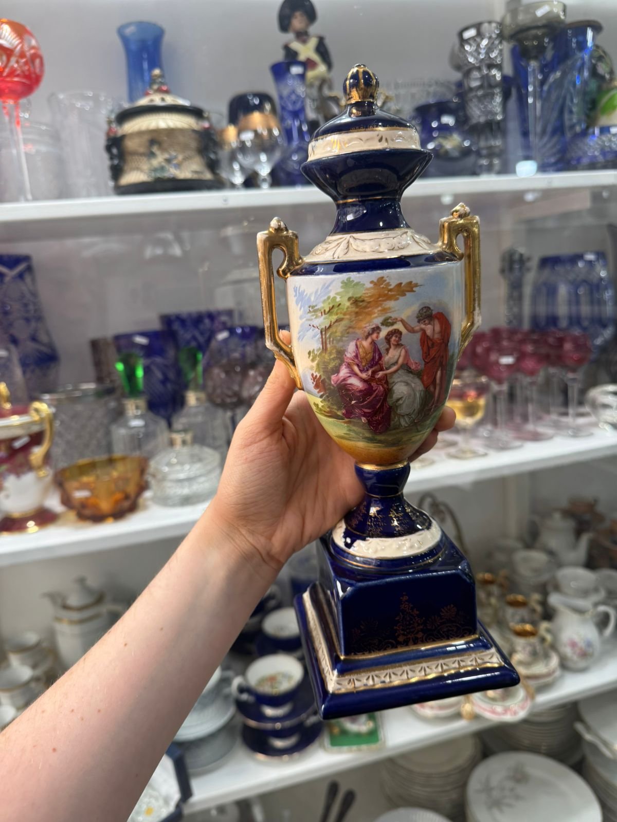 Potiche con escena victoriana - Image 3