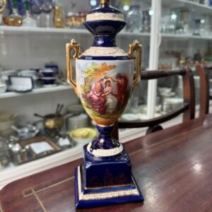 Potiche con escena victoriana