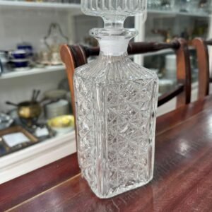 Botellón de vidrio tallado