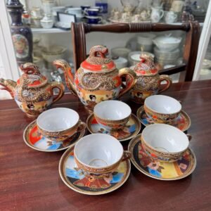 Juego de café satsuma porcelana oriental pintada a mano con oro – se ve a la geisha en el fondo de la taza
