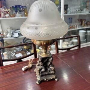 Lámpara de bronce con angeles en relieve