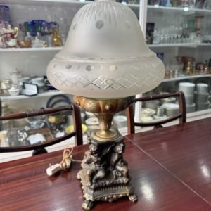 Lámpara de bronce con angeles en relieve