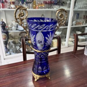 Gran florero de cristal súper tallado azul con monturas de bronce