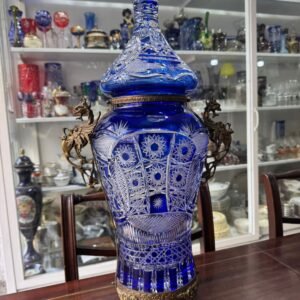 Magnifica potiche de cristal súper tallado con monturas de bronce