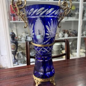 Gran florero de cristal súper tallado azul con monturas de bronce