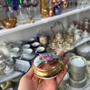 Cofre porcelana tsuji con escena galante