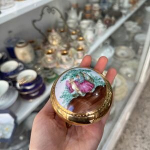 Cofre porcelana tsuji con escena galante