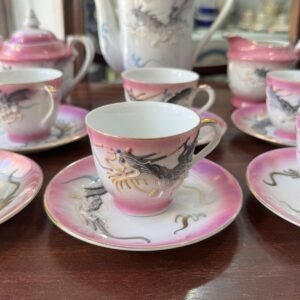 Juego de café porcelana japonesa – se ve a la geisha en el fondo de la taza