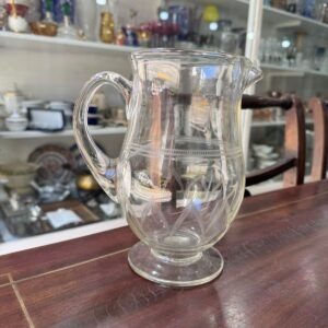 Jarra de vidrio tallada