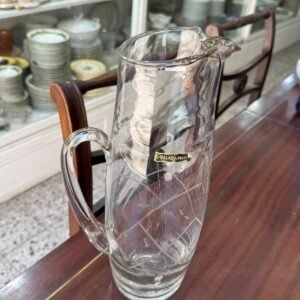 Jarra alta de vidrio tallada