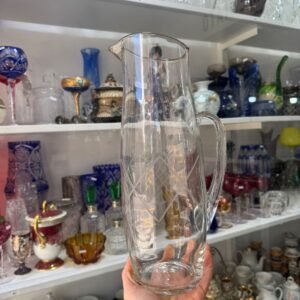 Jarra alta de vidrio tallado