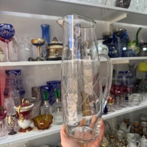 Jarra alta de vidrio tallado