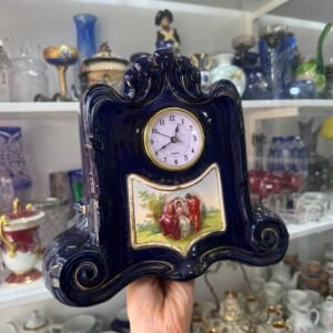 Reloj azul cobalto con escena victoriana