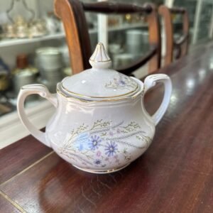 Azucarera con flores lilas